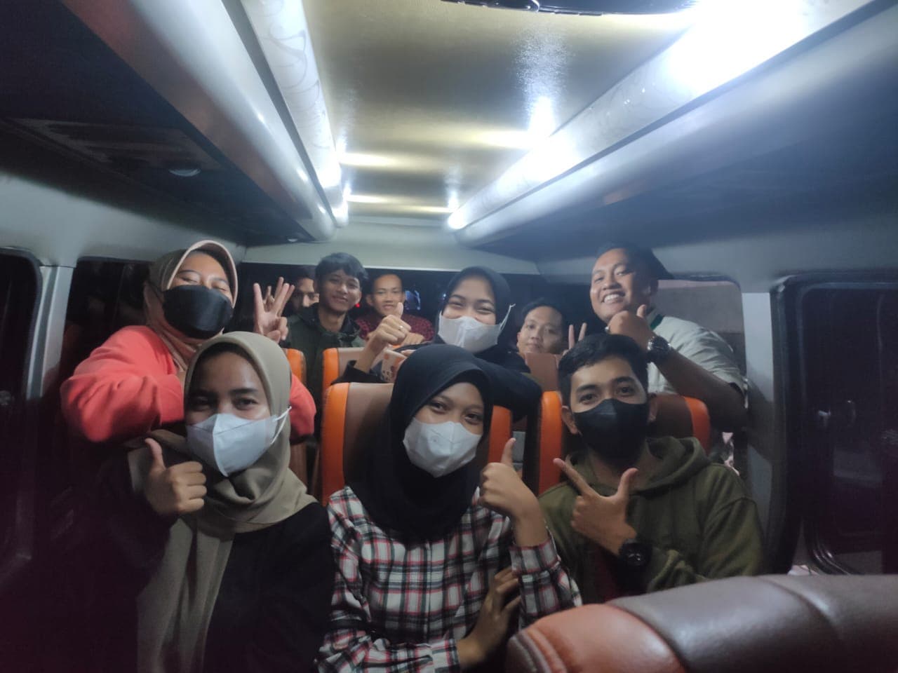 Pemberangkatan Alumni dalam rangka penempatan kerja di PT Sumber Natural Indonesia (Seven Retail Group)