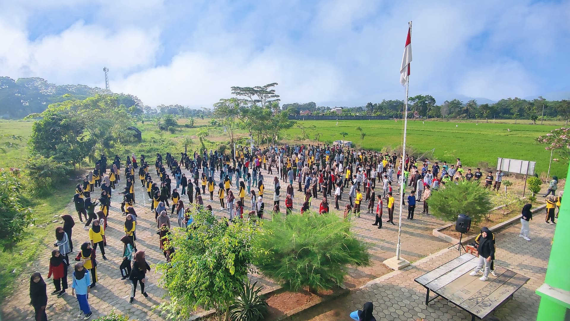 Semangat Pagi Menyapa SMK Diponegoro Karanganyar